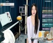 SUPER sexy Korean Babe shows off tits by accident! from korea tits show