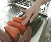 Japanese Babe insert Carrot on her hairy pussy masturbating from carrot finger