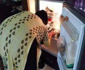 (Indian Hot Maa ke sath Beta Jabardasti chudai) When stepmom opened the fridge, stepson fucked & put her in the fridge from doctor mariz sath zabardasti kiss