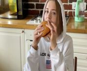 Californiababe wants more sauce in her burger from sauce blowjob