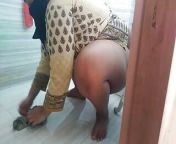 Hindi sexy aunty takes off her pajama while washing, finds the bathroom door open and her stepson fucks her - Family sex from indian aunty washing sexy