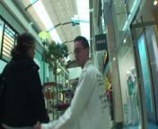 Teeny in der Mall angesprochen und von 2 Typen auf gefickt from desi mall sex with