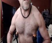 Gay daddy muscle pig Clamping nips and flexing from daddy muscle bear