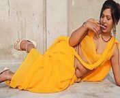 DESI VILLAGE MODEL FULL DEEP NAVEL AND BIG BOOBS DEEP CLEAVAGE from real life desi aunties navel deep low hip saree in