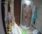 Nina et Kira sous la douche from nina la